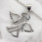 Collier avec chaine L.45 cm réglable jusqu'à 50cm avec ange strass H.2 cm en acier inoxydable argenté, livrée en pochette